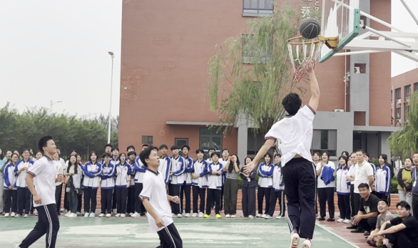 配资论坛资讯 淄博鲁才高级中学举办“迎国庆·展风采”师生篮球比赛