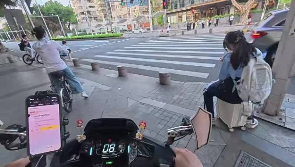 正规的实盘股票配资平台 就那么几秒，非要闯红灯
